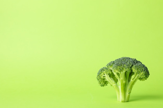 Broccoli op groen, ruimte voor tekst. Gezond eten