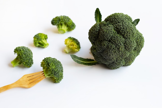 Broccoli op witte achtergrond