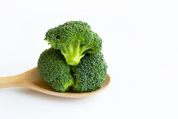 Broccoli op witte achtergrond