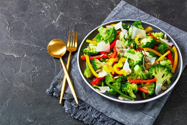 Broccoli paprika sperziebonen salade op een bord