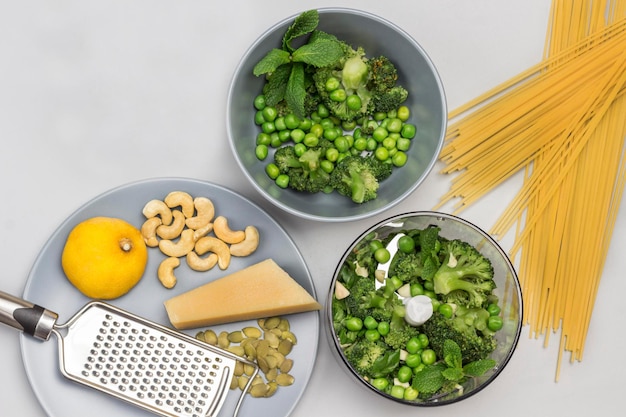 Photo broccoli pasta green peas mint and broccoli in blender and in bowl