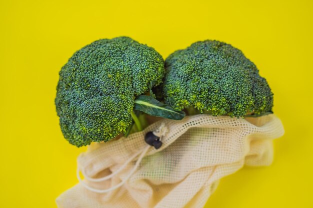 Photo broccoli in a reusable bag zero waste concept