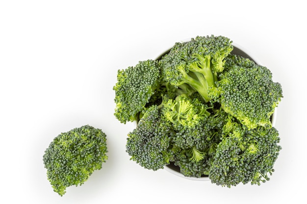 Broccoli stukjes geïsoleerd op witte achtergrond