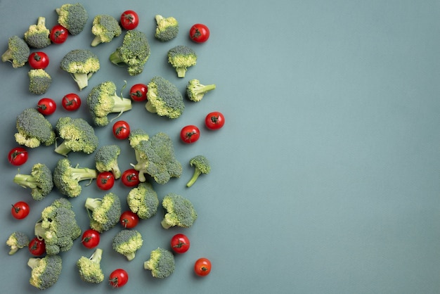 broccoli, tomaten op groen papier achtergrond