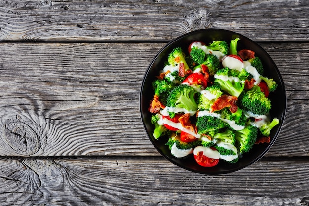 Broccoli-tomatensalade met krokant gebakken spekjes