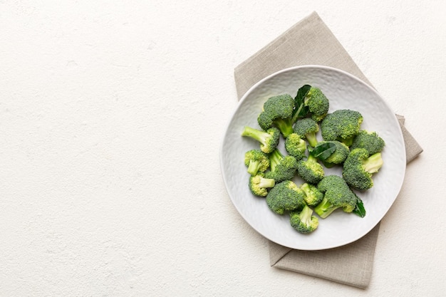 Broccoli van verse groene broccoli in kom over gekleurde achtergrond close-up Verse groente