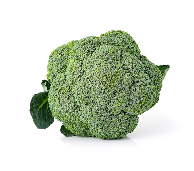 Verdura dei broccoli isolata su fondo bianco