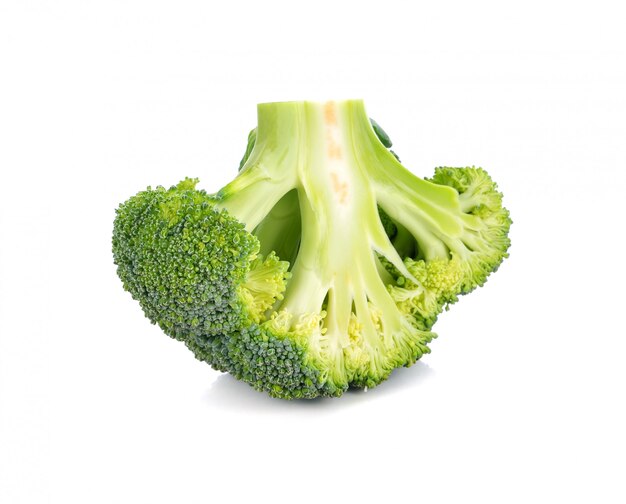 Verdura dei broccoli isolata su bianco