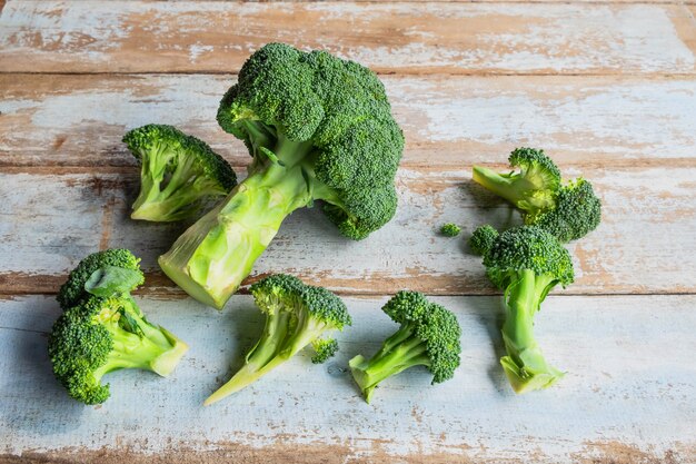 Broccoli vers op houten planken.