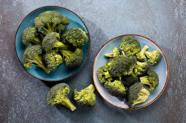 Broccoli. Verse groene broccoli op een blauwe stenen tafel. Bovenaanzicht. Gratis exemplaar ruimte.