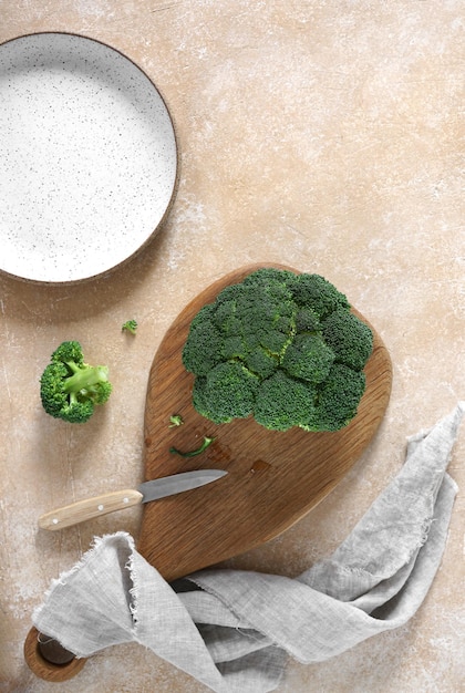 Broccoli Verse groene broccoli op een snijtafel op tafel Verticale bovenaanzicht Vrije kopie ruimte