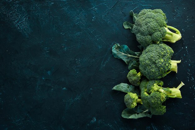 Broccoli Verse groene broccoli op een zwarte stenen tafel Bovenaanzicht Gratis kopieerruimte