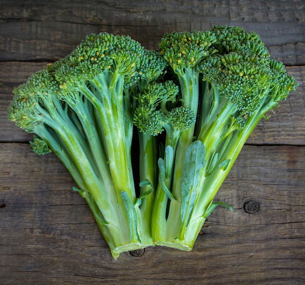 Foto broccoli su un legno