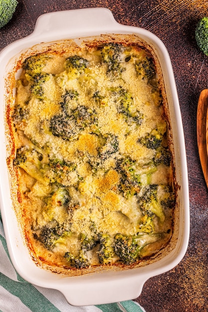 Broccoligratin in een ovenschaal, bovenaanzicht.