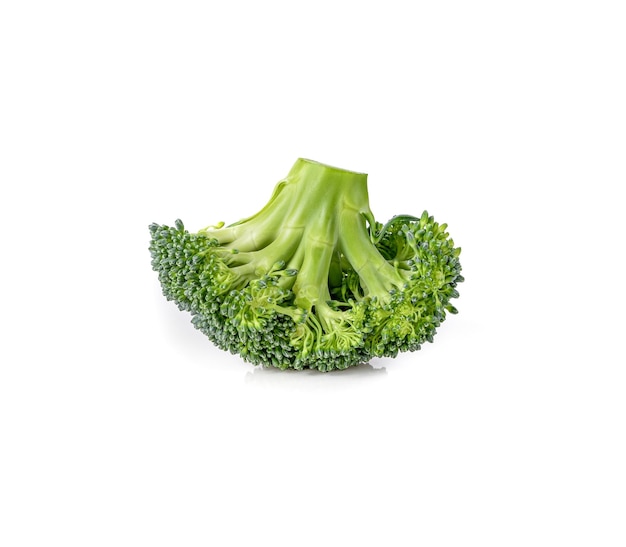 Broccoligroente op witte achtergrond wordt geïsoleerd die