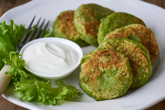 Broccolikoteletten met zure room en slabladeren