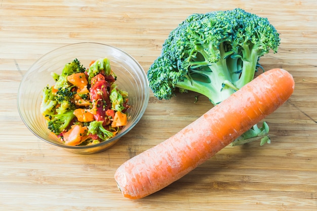 Broccolisalade met wortel in glaskom