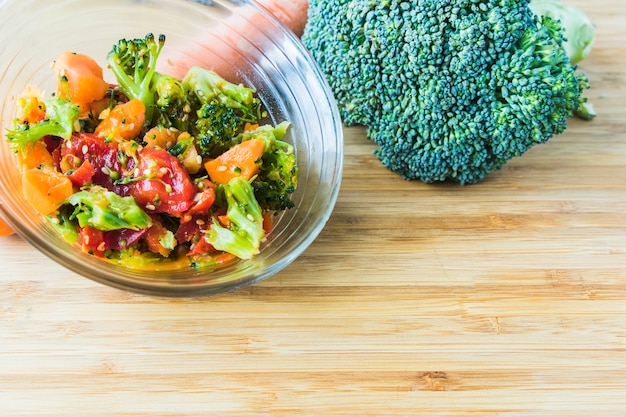 Broccolisalade met wortel in glaskom