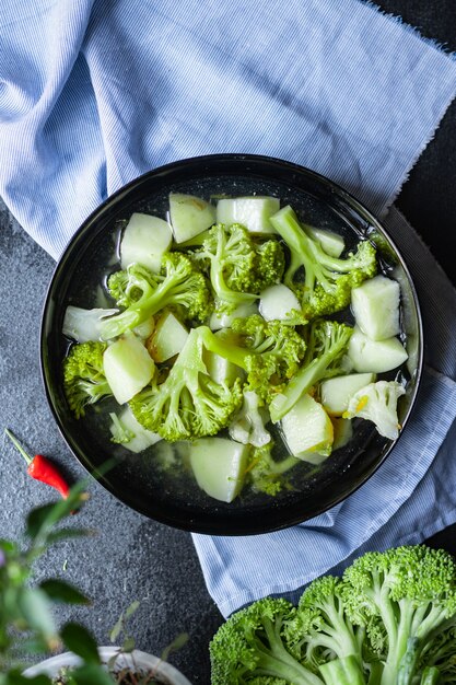 Broccolisoep bloemkool groenten bord op tafel voorgerecht maaltijd snack kopieer ruimte eten