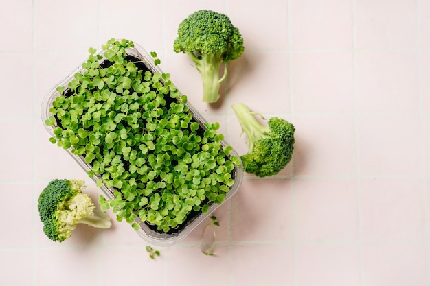 Foto broccolispruiten en kool op roze achtergrond rijk aan fytochemicaliën sulforafaan en antioxidanten met antikanker- en ontstekingsremmende werking