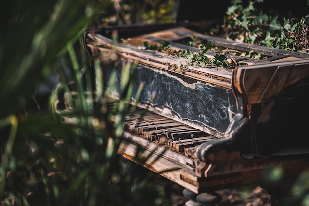 Foto brocken en verlaten grote piano