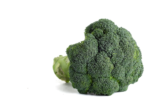 Photo brocoli con fondo blanco dia mundial del vegano