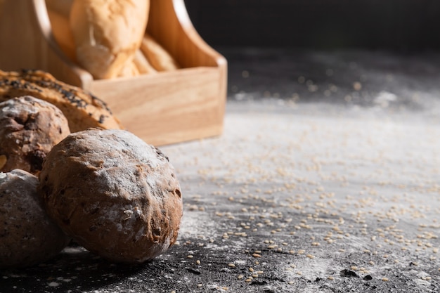 Foto broden op de houten zwarte tafel