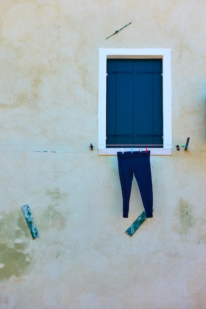 Broek drogen buiten aan een touw in Venetië, Italië