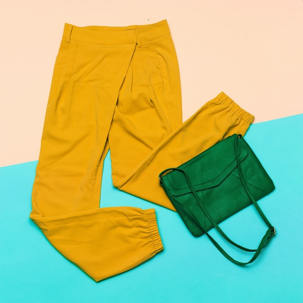 Broek & tas. Zomerse kleuren. bovenaanzicht