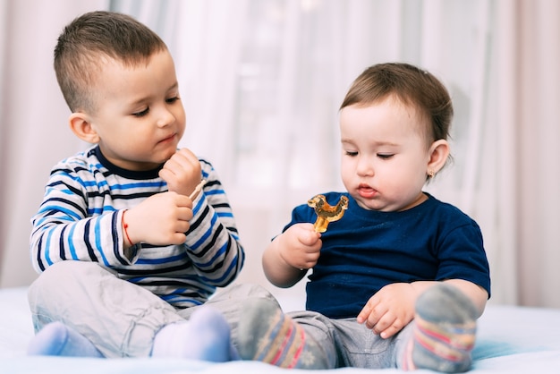 Broer en zus eten lollies in de vorm van een heel schattig lul