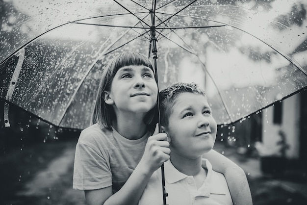 Broer en zus genieten van regen