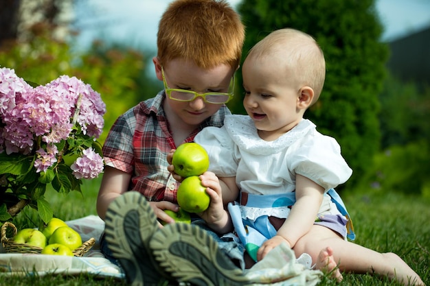 Broer en zus op picknick