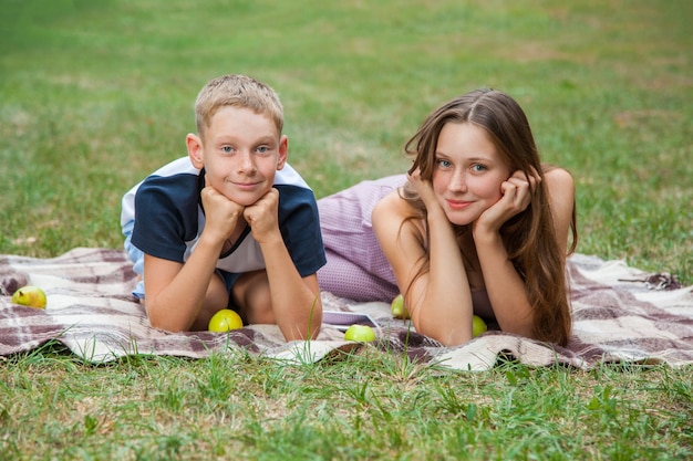 Broer en zus rusten in de tuin