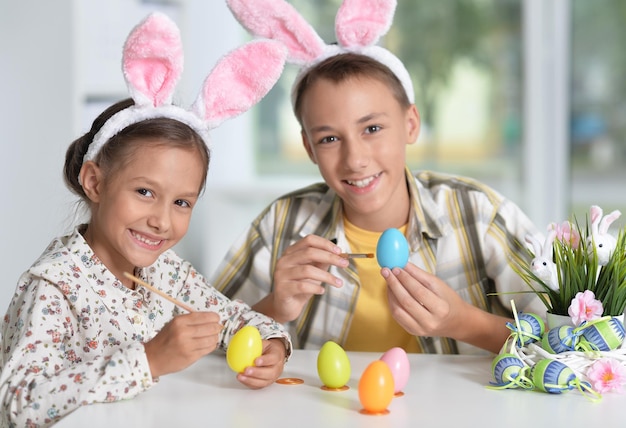 Broer en zus schilderen traditionele paaseieren