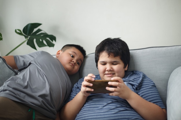 Broer en zus spelen games op smartphones