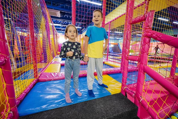 Broer en zus spelen in de speeltuin van het indoorspeelcentrum