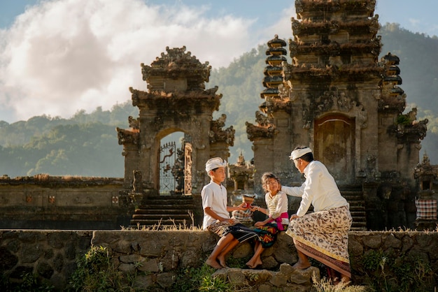 Broer met zus en hun vader Indonesische familie in traditionele kleding