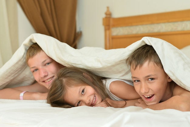 Broers en zusje in bed met tablet pc