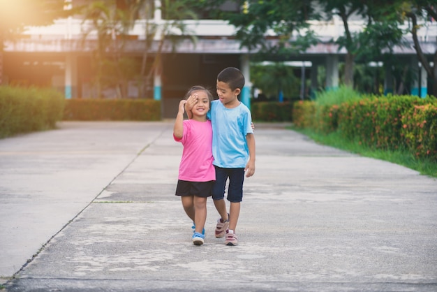 Broers en zussen lopen hand in hand