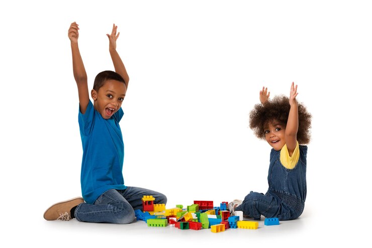 Foto broers en zussen spelen met speelgoedblokken op een witte achtergrond