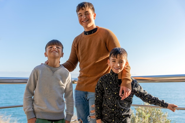 Broers op terras vlakbij zee