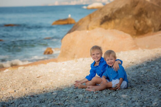 Foto broers samen zitten op een strand