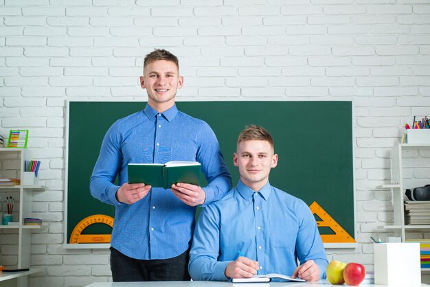 Broers student leren aan de universiteit met open boek