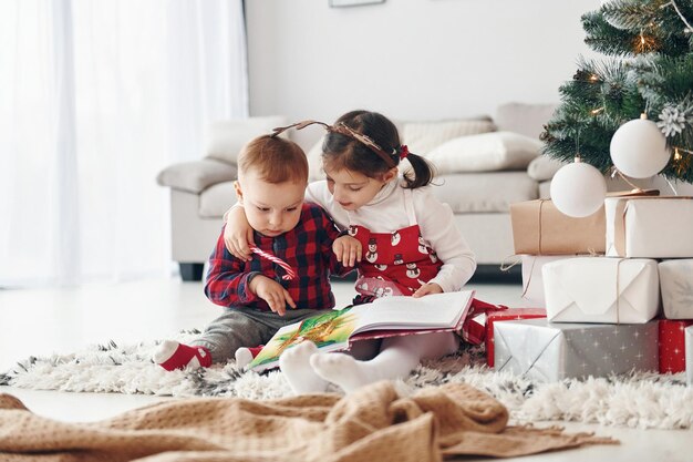 Broertje met haar dochter viert nieuwjaar en kerst thuis