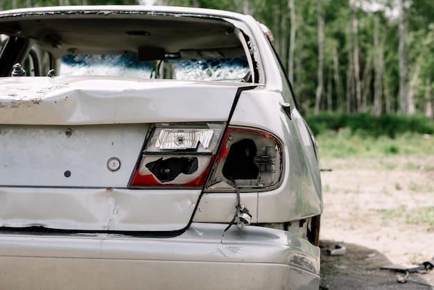 写真 壊れた、損傷した車