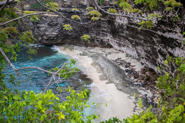 ヌサ ペニダ島、バリ、インドネシアの壊れたビーチ