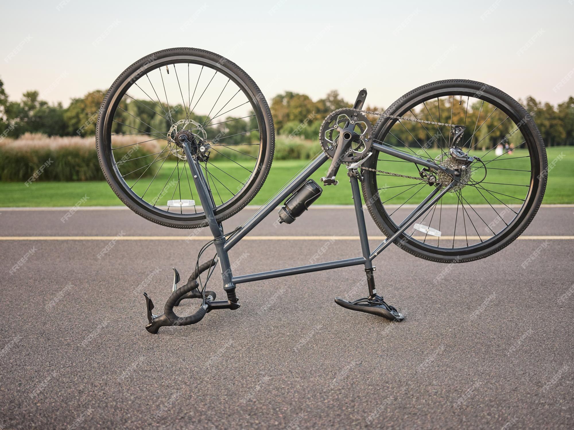 Broke the bike. Сломанный велосипед. Велосипед вверх ногами. Мотоцикл повернуто колесо. Pole Bike broken.