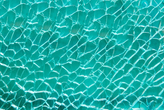Разбитое синее стекло с трещиной Абстрактный текстурный фон
