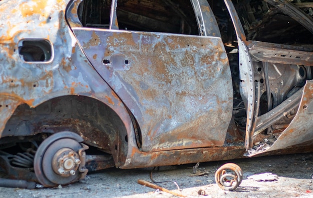 駐車場の事故または故意の破壊行為で車が壊れて焼けた車が焼けた結果