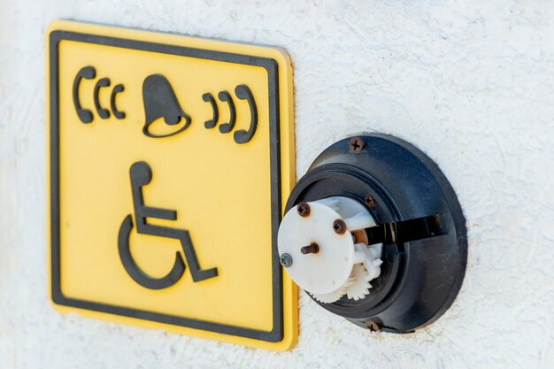 Foto un pulsante di chiamata rotto per le persone disabili e un'icona di cartello di fronte alle scale per la spiaggia